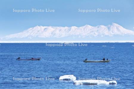 知床連山とウニ漁とオホーツク海の流氷