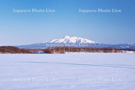 斜里岳と雪原（農地）