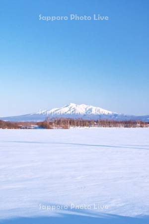 斜里岳と雪原（農地）