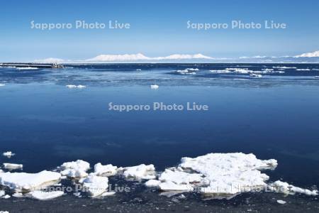 流氷とオホーツク海と知床連山