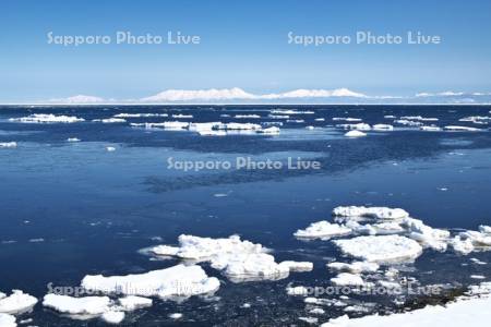 流氷とオホーツク海と知床連山