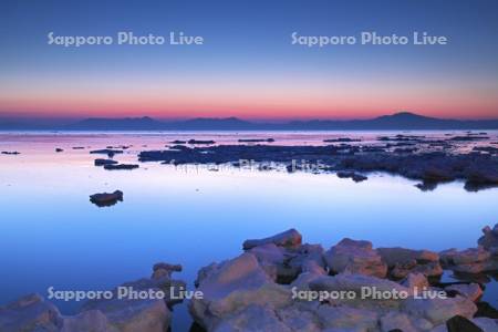 朝の流氷と知床連山と海別岳（右）