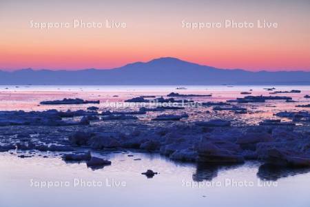 朝の流氷と海別岳