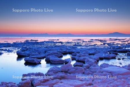 朝の流氷と知床連山と海別岳（右）