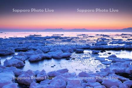 朝の流氷と知床連山