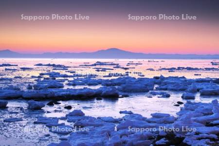 朝の流氷と海別岳