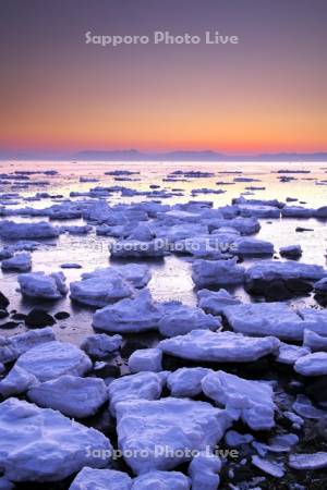 朝の流氷と知床連山
