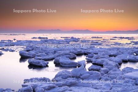 朝の流氷と知床連山