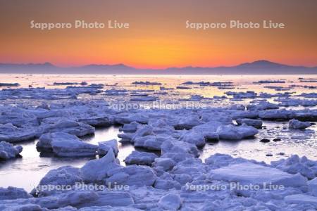 朝の流氷と知床連山と海別岳（右）