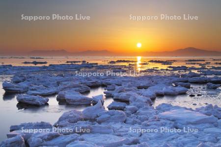 オホーツク海の日の出と流氷と知床連山（左）と海別岳（右）