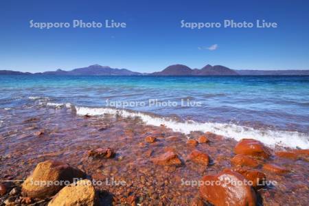 洞爺湖と赤い湖岸