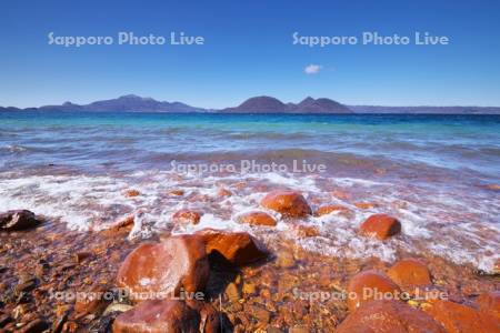 洞爺湖と赤い湖岸