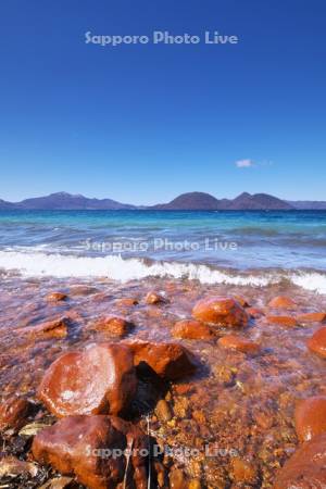 洞爺湖と赤い湖岸