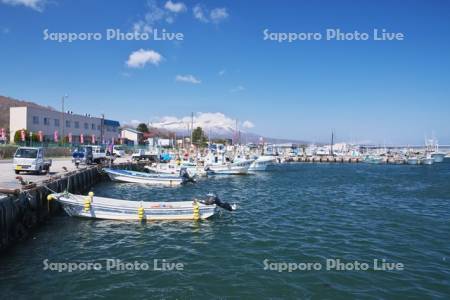 鹿部漁港と駒ケ岳