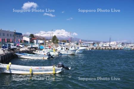 鹿部漁港と駒ケ岳