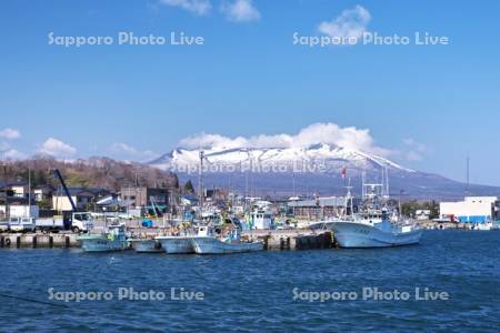 鹿部漁港と駒ケ岳