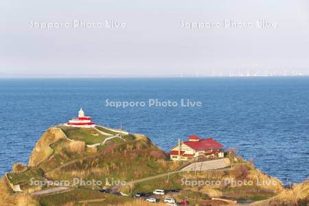 石狩湾と日和山灯台と小樽市鰊御殿の夕景