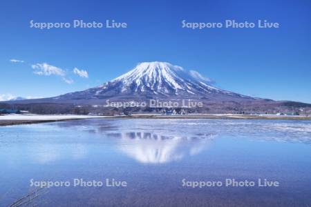 羊蹄山の残雪と水鏡