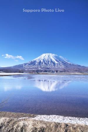 羊蹄山の残雪と水鏡