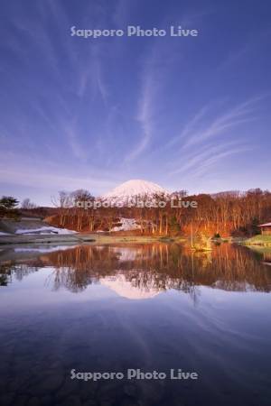 ふきだし公園と羊蹄山の朝