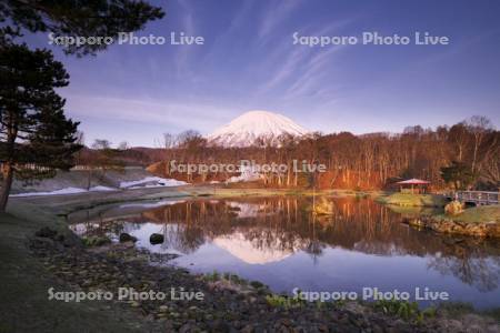 ふきだし公園と羊蹄山の朝