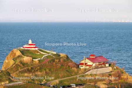 石狩湾と日和山灯台と小樽市鰊御殿の夕景