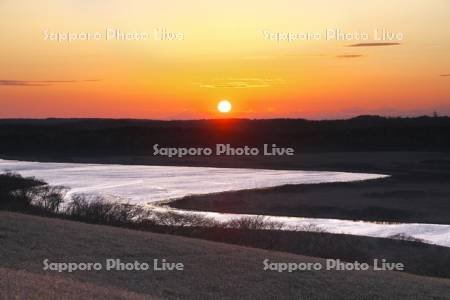 霧多布湿原と一番沢川（琵琶瀬川支流）の日没