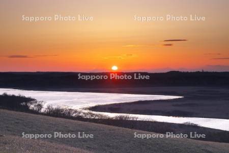 霧多布湿原と一番沢川（琵琶瀬川支流）の日没