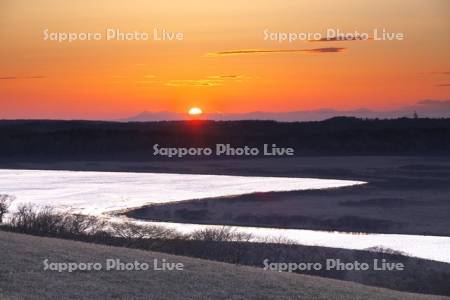 霧多布湿原と一番沢川（琵琶瀬川支流）の日没