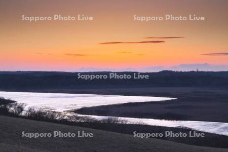 霧多布湿原と一番沢川（琵琶瀬川支流）の夕景