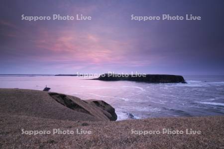 琵琶瀬湾と嶮暮帰島（右）と霧多布岬（奥）の朝