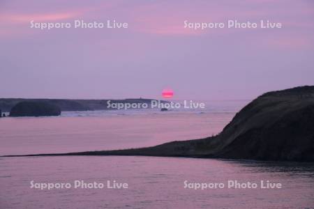 琵琶瀬湾と嶮暮帰島（右）と霧多布岬（奥）の日の出