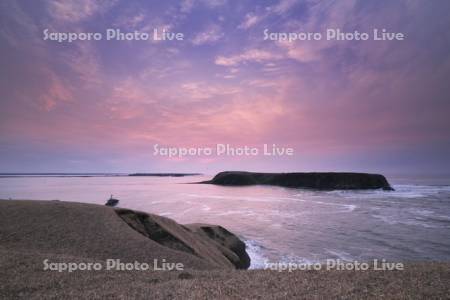 琵琶瀬湾と嶮暮帰島（右）と霧多布岬（奥）の日の出