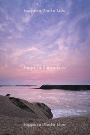 琵琶瀬湾と嶮暮帰島（右）と霧多布岬（奥）の日の出
