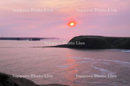 琵琶瀬湾と嶮暮帰島（右）と霧多布岬（奥）の日の出