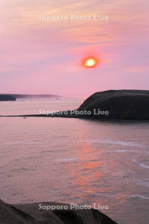 琵琶瀬湾と嶮暮帰島（右）と霧多布岬（奥）の日の出