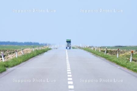 トラックと道と逃げ水