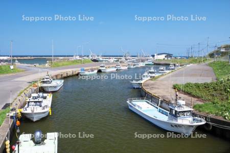 知来別川と知来別漁港（奥）