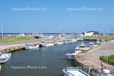 知来別川と知来別漁港（奥）
