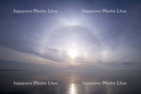 日暈（ダブル）とオホーツク海と知床連山