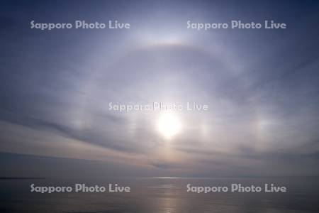 日暈（ダブル）とオホーツク海と知床連山