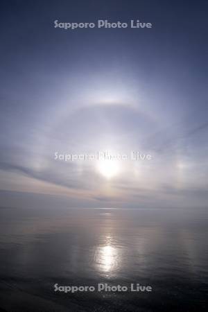 日暈（ダブル）とオホーツク海と知床連山