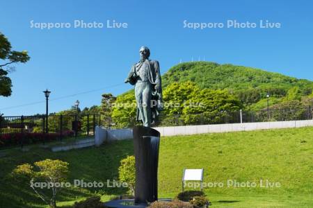 ペリー提督来航記念碑と函館山