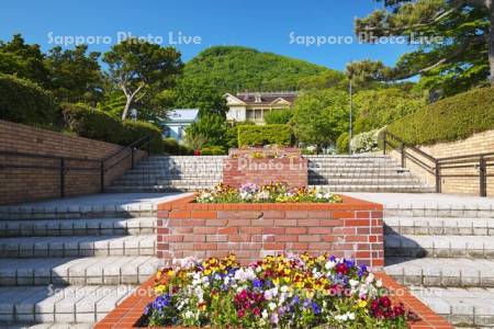 旧函館区公会堂と函館山と元町公園
