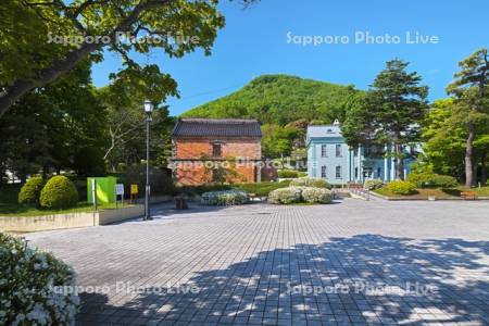 旧北海道庁函館支庁庁舎と旧開拓使函館支庁書籍庫と元町公園