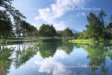 羊蹄姿見池と羊蹄山