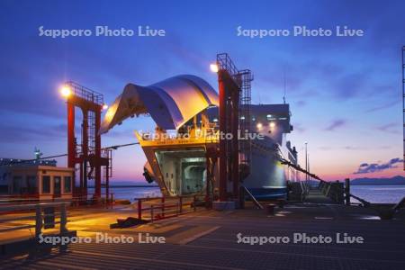 フェリー埠頭の朝　青函フェリー