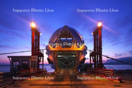 フェリー埠頭の朝　青函フェリー