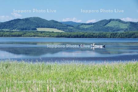 サロマ湖と漁船