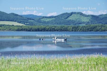 サロマ湖と漁船